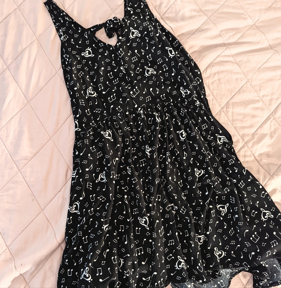 Musical black and white dress with tie